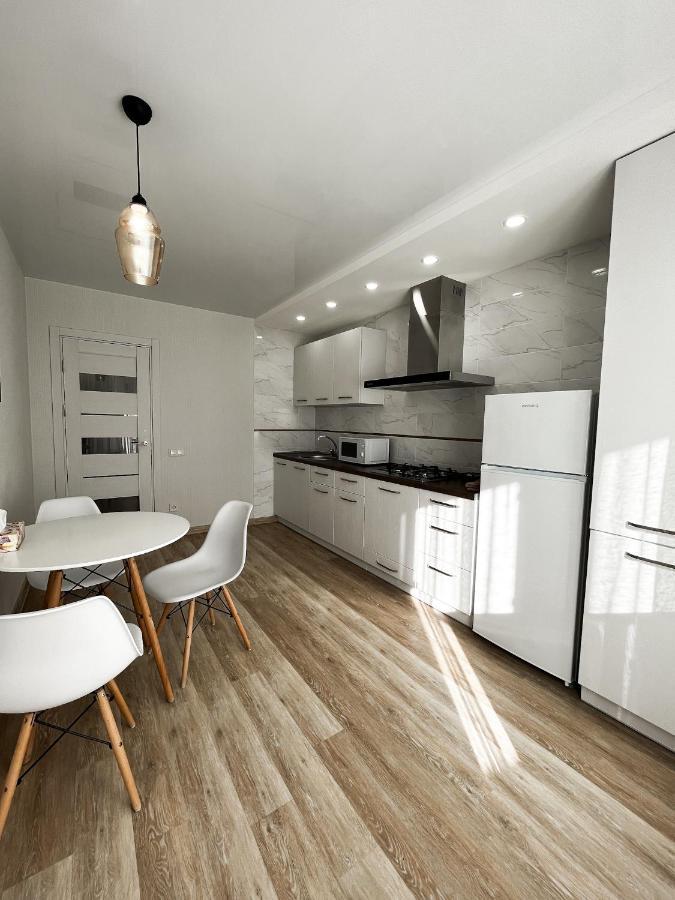 Світлі Апартаменти В Самому Центрі Біля Корпусного Парку - Мережа Helen Poltava Habitación foto